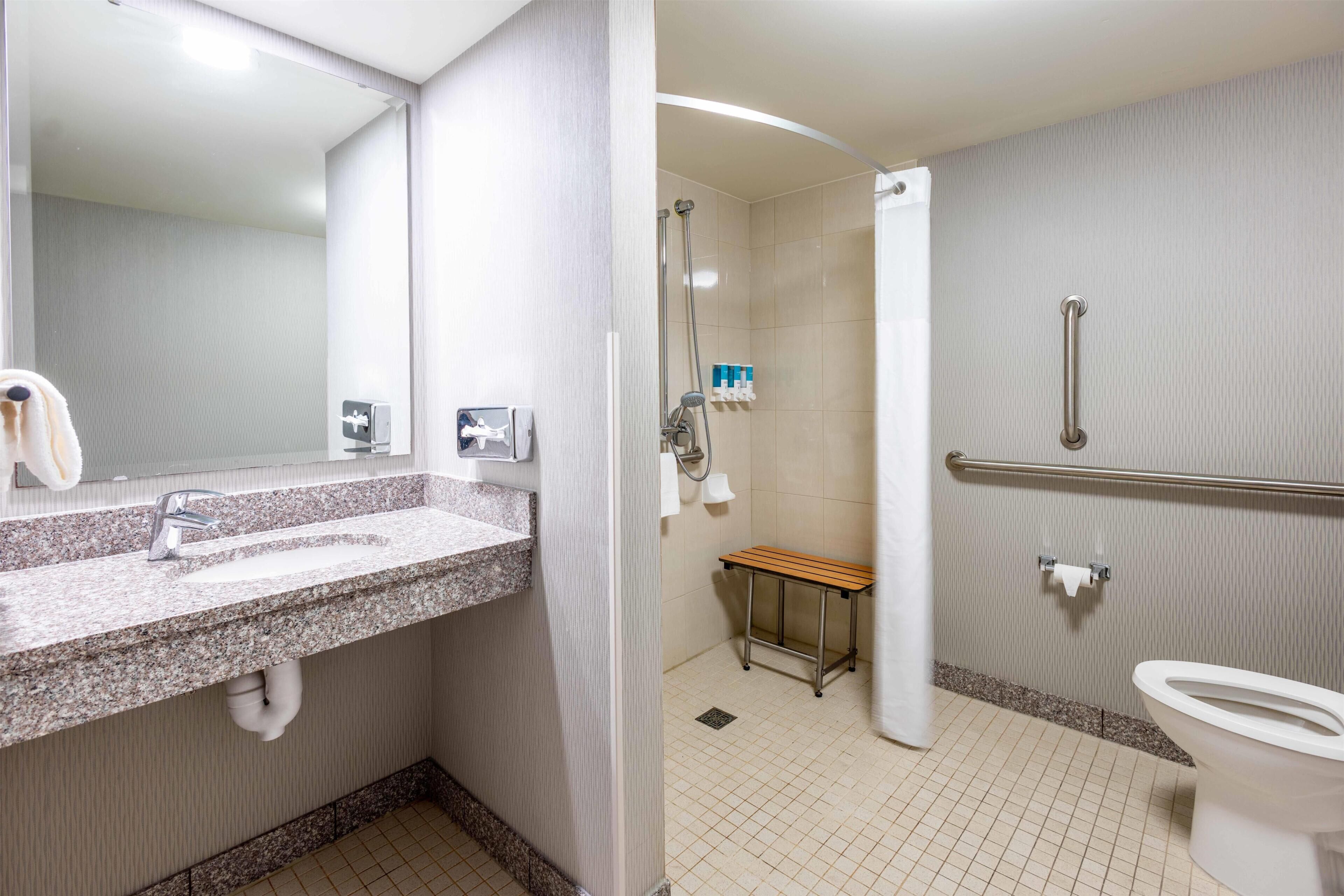 Habitación, 1 cama de matrimonio grande, accesible para personas con discapacidad (Roll in Shower) | Baño | Ducha y bañera combinadas y artículos de higiene personal gratuitos
