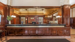 A reception desk with a marble top, wooden paneling, and a sign indicating it's the Drury Inn. - Drury Plaza Hotel St. Louis Union Station (St. Louis)