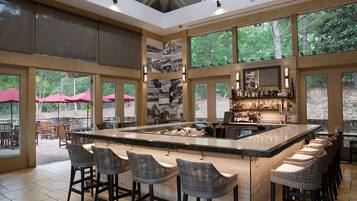 Serves lunch, dinner and happy hour