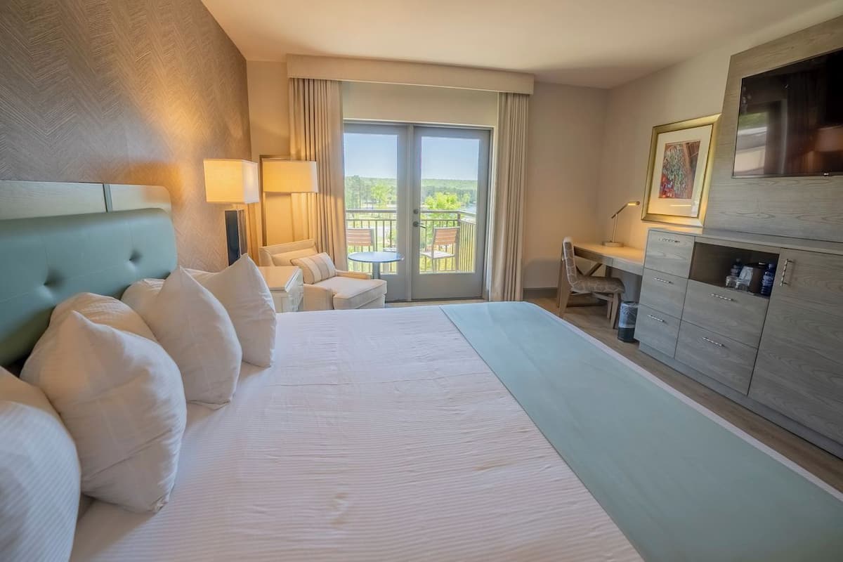 Habitación, 1 cama King size (Lodge and Spa Lake Side) | Escritorio, espacio para trabajar con laptop y cortinas blackout