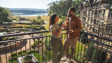 Escritorio, espacio para trabajar con laptop y cortinas blackout