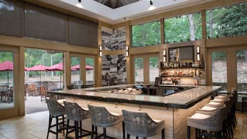 Serves lunch, dinner, and happy hour