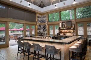 Serves lunch, dinner, and happy hour