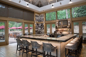 Serves lunch, dinner, and happy hour