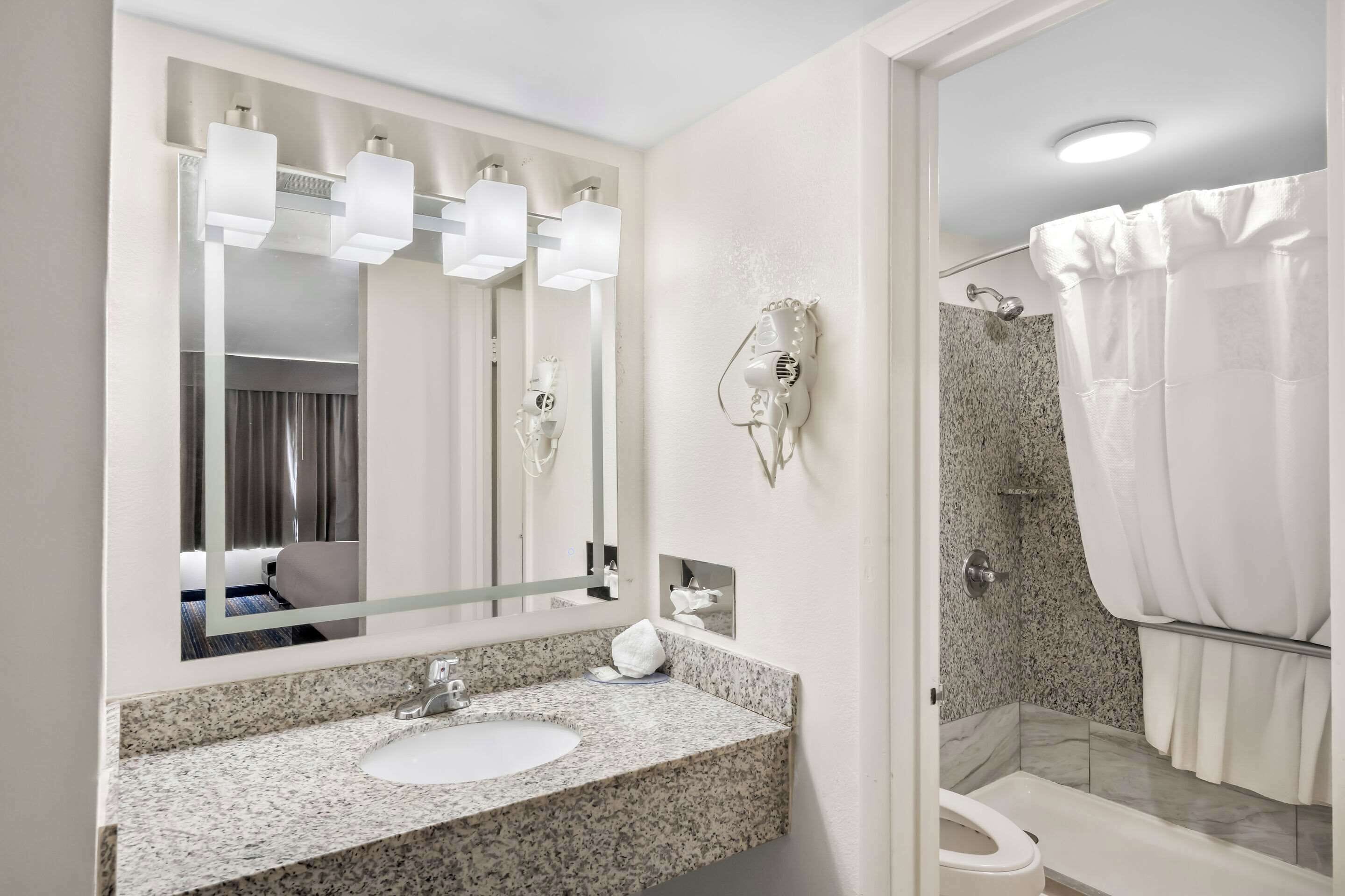 Ensemble douche/baignoire, articles de toilette gratuits, sèche-cheveux