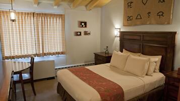 Luxe beddengoed, pillowtop-bedden, een bureau, verduisterende gordijnen