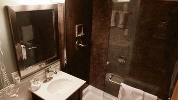 Habitación estándar, 2 camas matrimoniales | Baño | Secadora de cabello y toallas