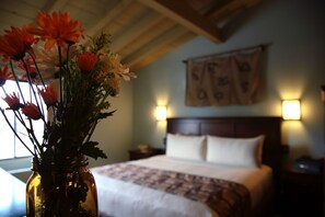 Signature Room, 1 King Bed, Refrigerator & Microwave | Premium bedding, pillowtop beds, desk, blackout drapes
