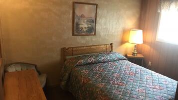 Standard-mökki, 2 keskisuurta parisänkyä | 2 makuuhuonetta, yksilöllisesti kalustettu, vuodevaatteet