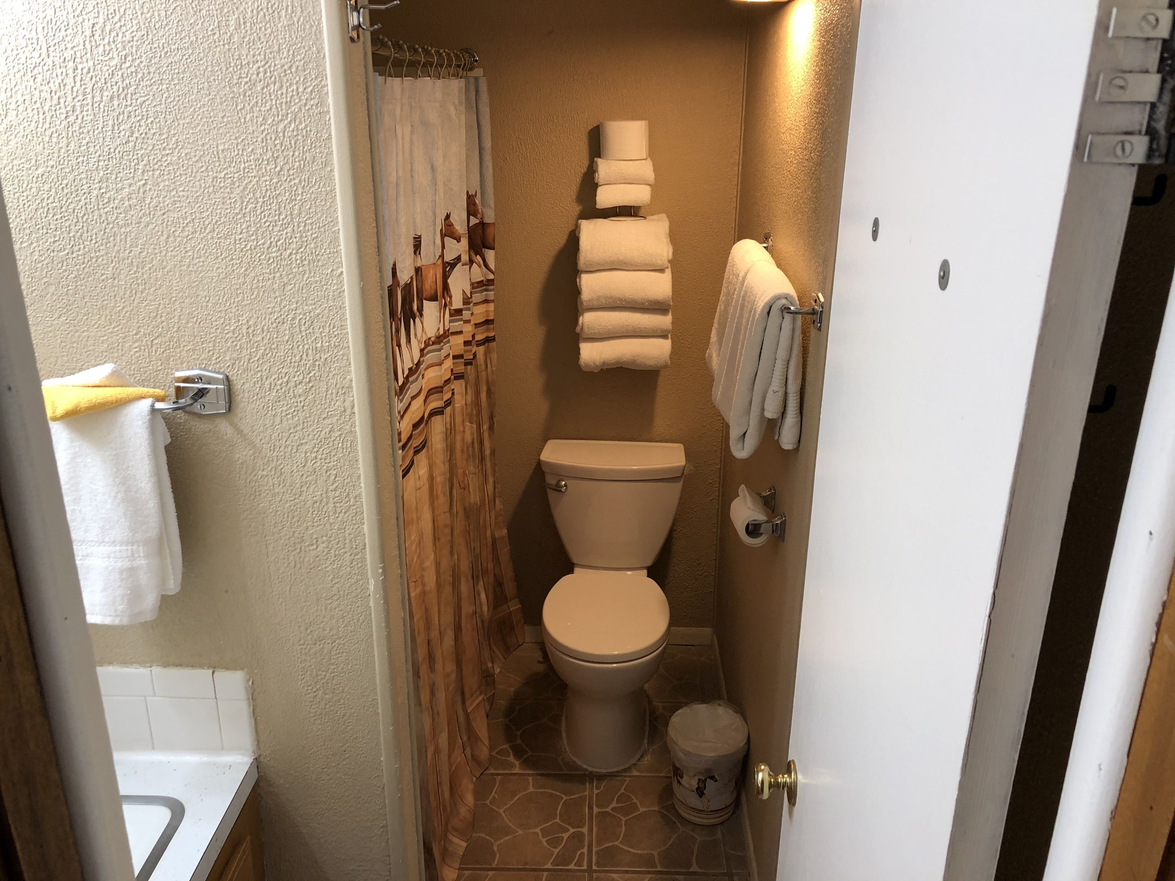 Deluxe Cabin, 2 Bedrooms | Bathroom | Combined shower/tub, hair dryer, towels, toilet paper
