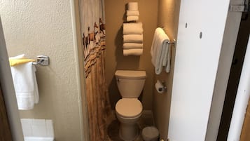 Deluxe-mökki, 2 makuuhuonetta | Kylpyhuone | Suihkun ja ammeen yhdistelmä, hiustenkuivaaja, pyyhkeet, vessapaperi