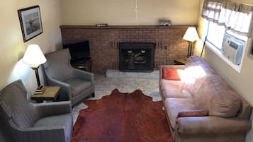 Deluxe-mökki, 2 makuuhuonetta | Olohuone | Taulutelevisio, takka, pöytätennispöytä