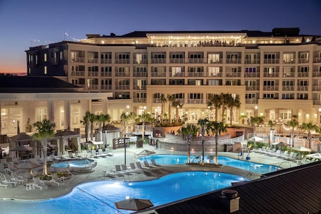 5 piscinas al aire libre, camas de piscina con cargo, sombrillas