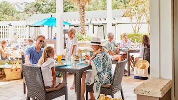 8 restaurants, local and international cuisine