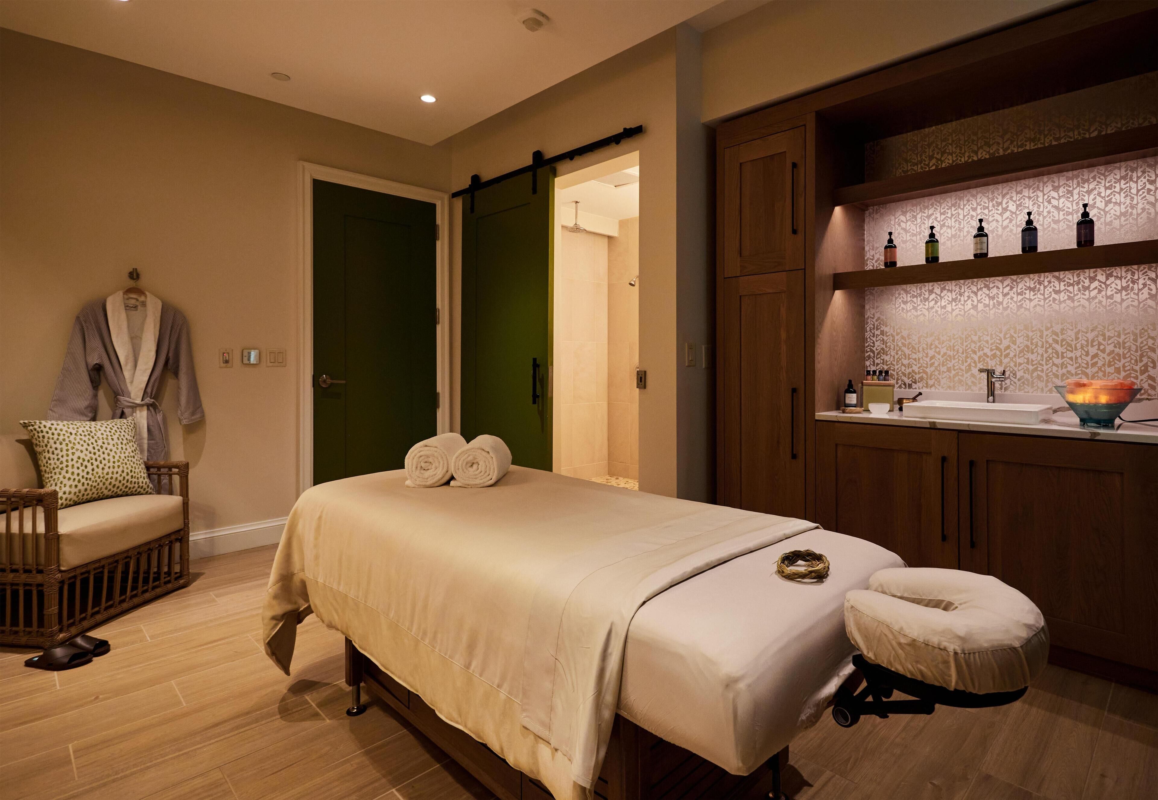 Couples treatment rooms, sauna, hot tub, body treatments