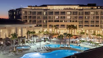 5 piscinas externas, funciona das 7h às 22h, barracas, guarda-sóis