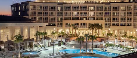 5 outdoor pools, open 7:00 AM to 10:00 PM, pool cabanas (surcharge)