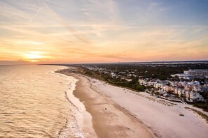 On the beach, beach umbrellas, beach bar - Wild Dunes Resort – Sweetgrass Inn and Boardwalk Inn (Isle of Palms)