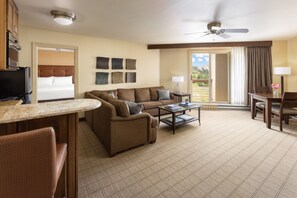 Microondas, cafetera/tetera, tostadora, utensilios de cocina