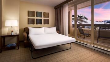 Suite – junior (Slopeside View) | Sengetøy av topp kvalitet, senger med overmadrass og safe på rommet