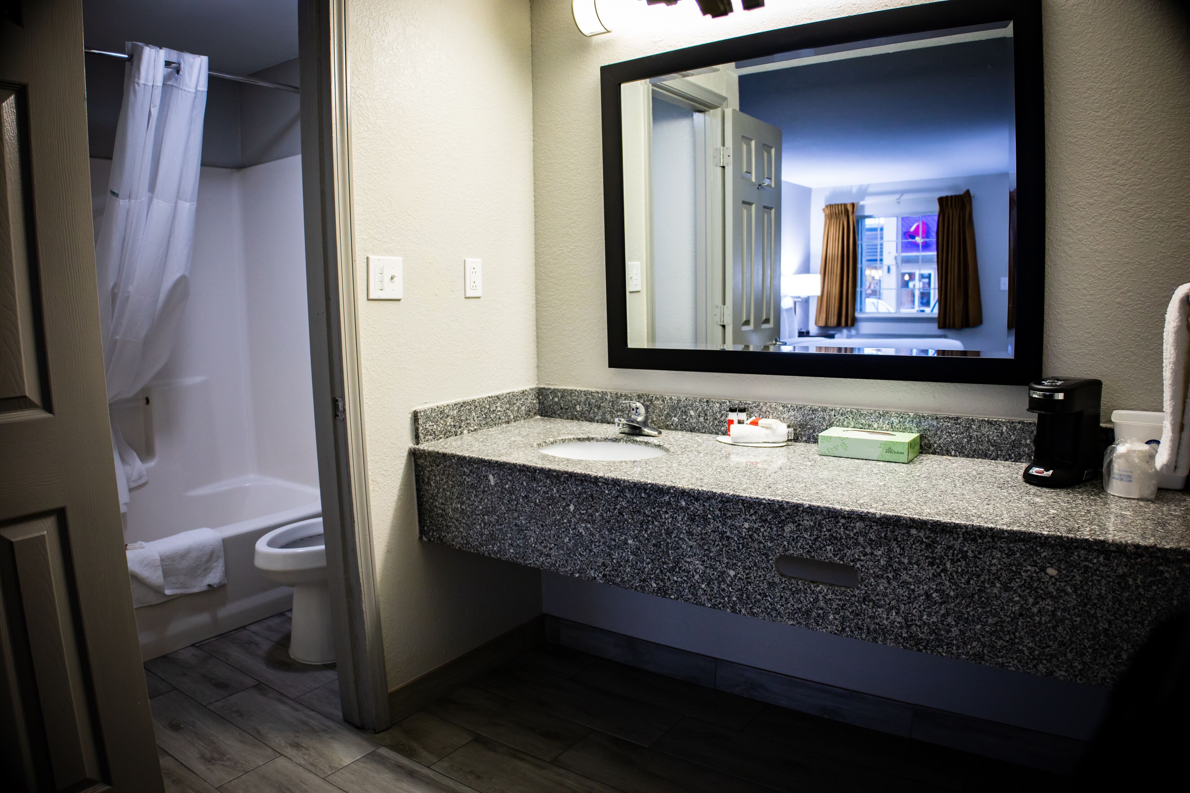 Combined shower/tub, free toiletries, hair dryer, towels