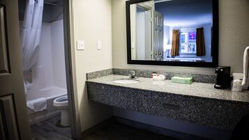 Combined shower/tub, free toiletries, hair dryer, towels