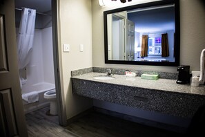 Combined shower/tub, free toiletries, hair dryer, towels