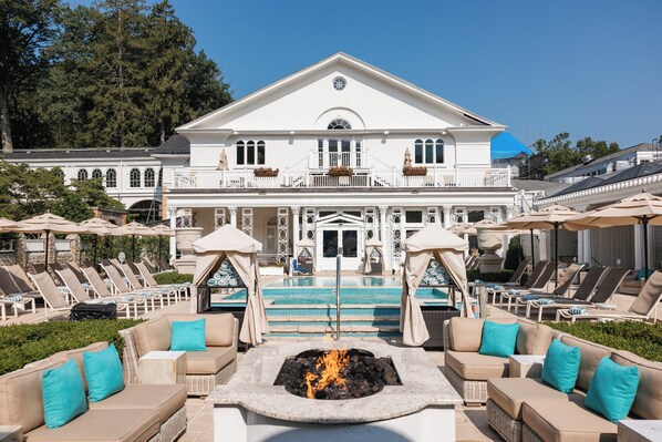 Couples treatment room(s), sauna, hot tub, steam room