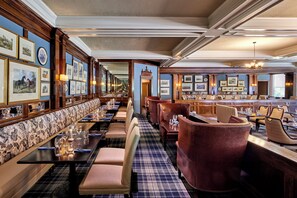 9 restaurants, breakfast, lunch, dinner served; American cuisine 