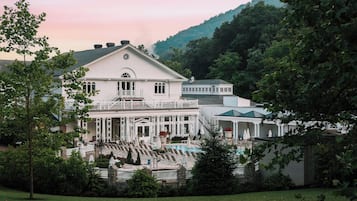 Couples treatment rooms, sauna, hot tub, steam room, hot springs