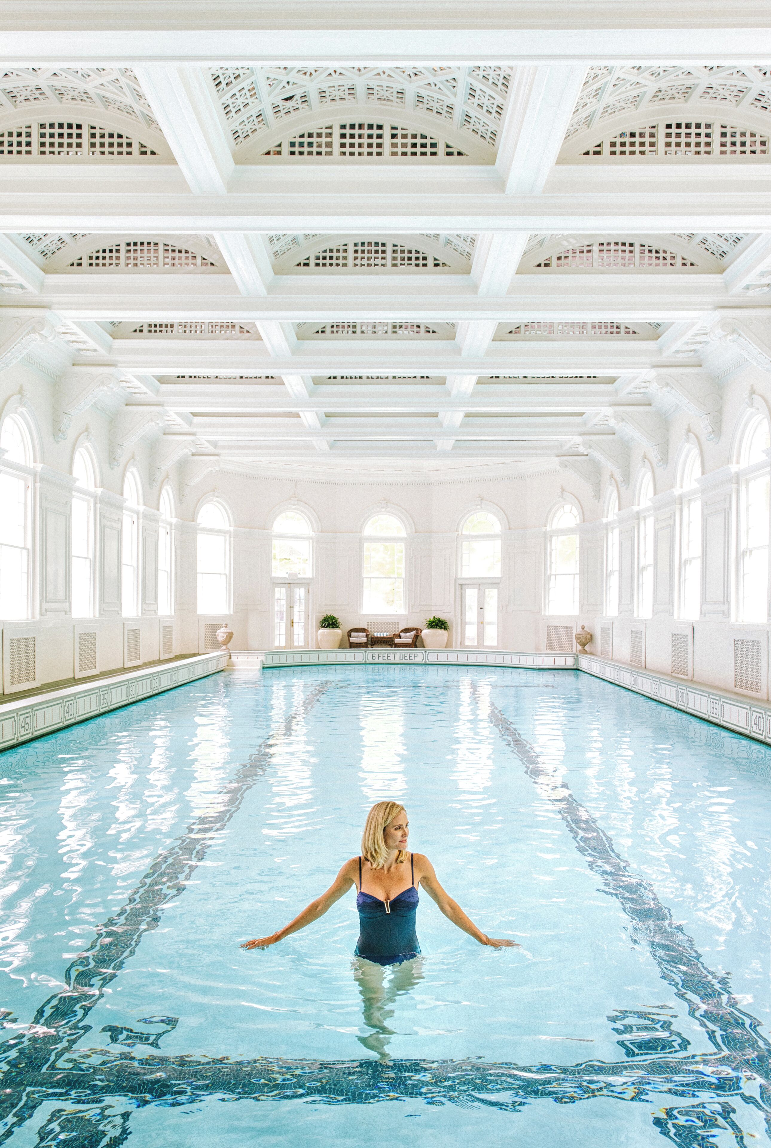 Una piscina cubierta, una piscina al aire libre