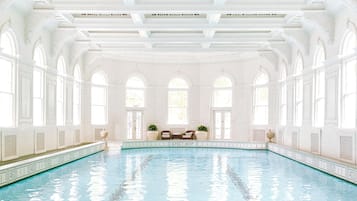 Una piscina cubierta, una piscina al aire libre