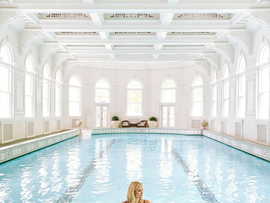 Una piscina techada, una piscina al aire libre