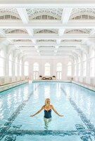 Una piscina techada, una piscina al aire libre