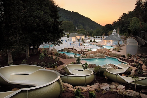 Alberca techada, alberca al aire libre y camas balinesas (con cargo)