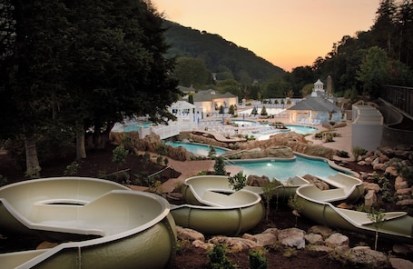 Una piscina techada, una piscina al aire libre