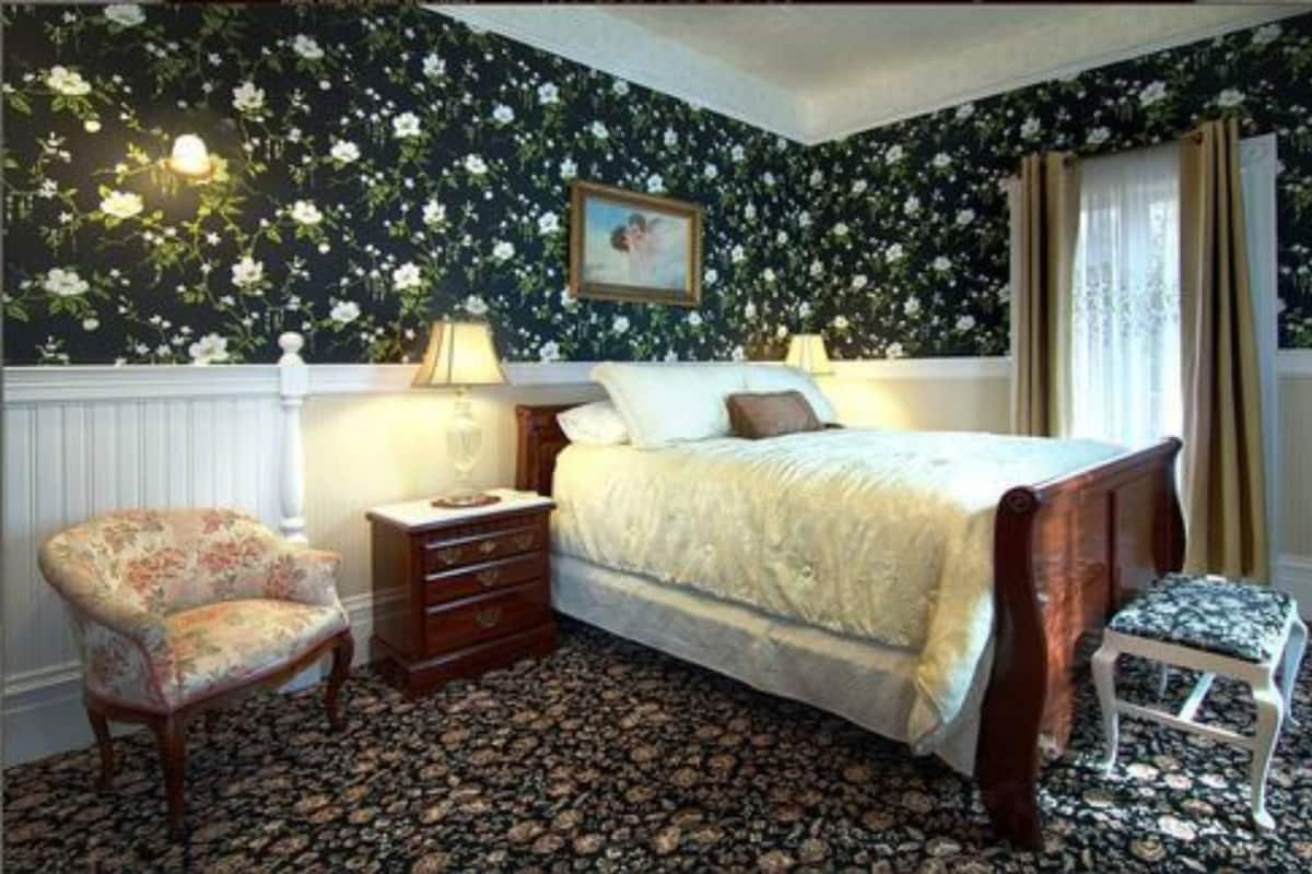 Egyptian cotton sheets, individually decorated, individually furnished