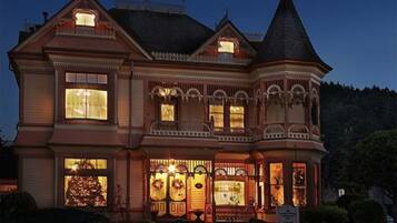 Fachada de la propiedad por la tarde o noche