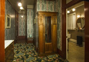 Queen Room | Living area