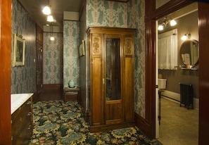 Queen Room | Living area