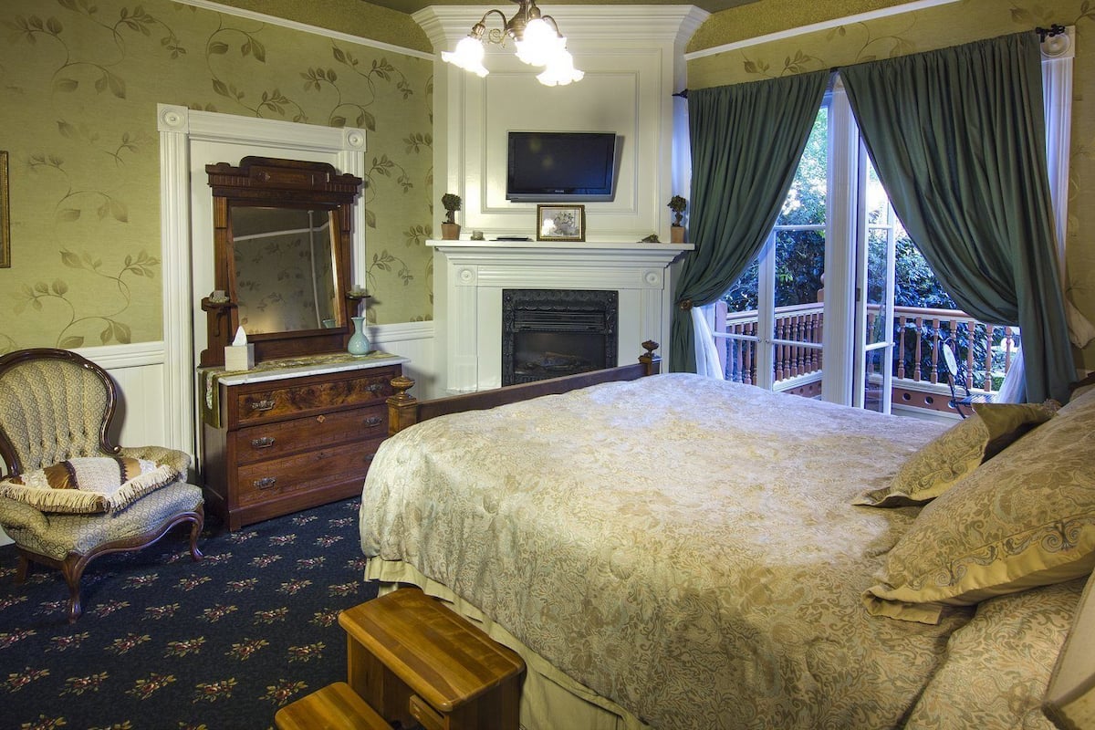Egyptian cotton sheets, individually decorated, individually furnished