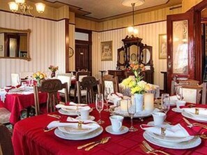 Free daily full breakfast  - Gingerbread Mansion Inn (Ferndale)