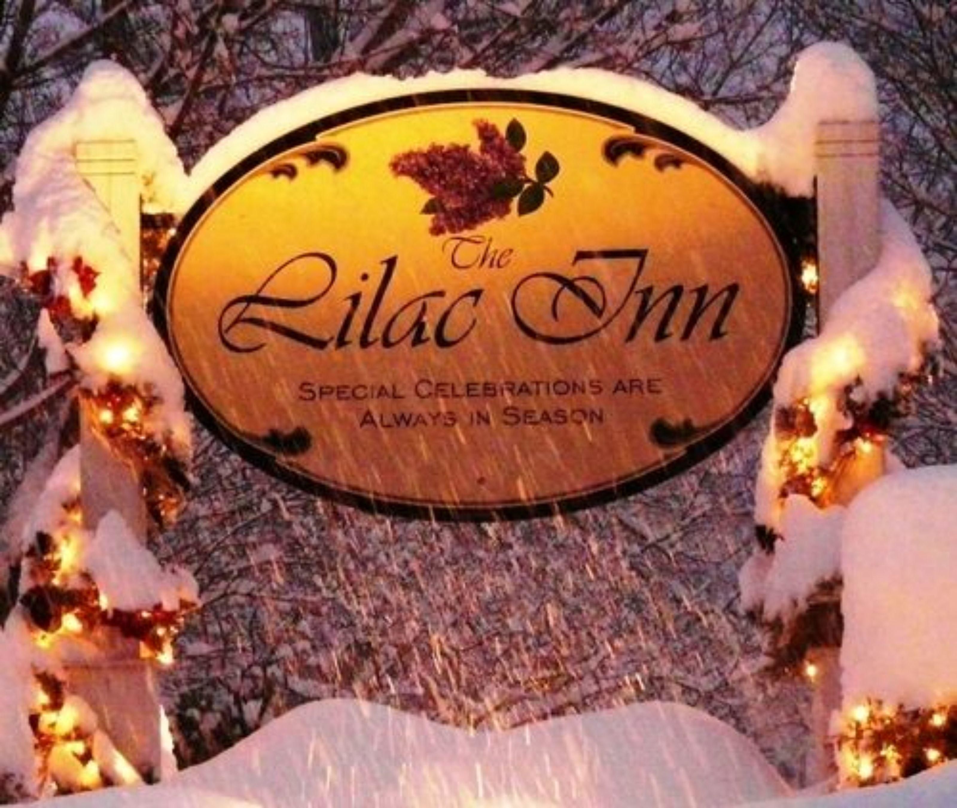 En skylt för värdshuset The Lilac Inn med ett meddelande om speciella evenemang och firanden.