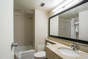 Combined shower/bathtub, free toiletries, hair dryer, towels