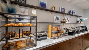Un comptoir de boulangerie où sont exposés divers produits de boulangerie, ainsi qu’un grille-pain.