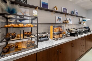 Se ofrece un desayuno bufé todos los días (por un coste adicional)
