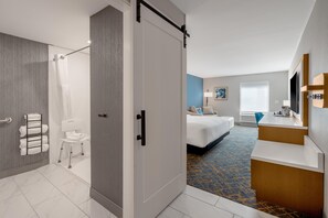 Studio, 1 très grand lit, douche accessible en fauteuil roulant (Mobility Accessible) | Coffres-forts dans les chambres, bureau