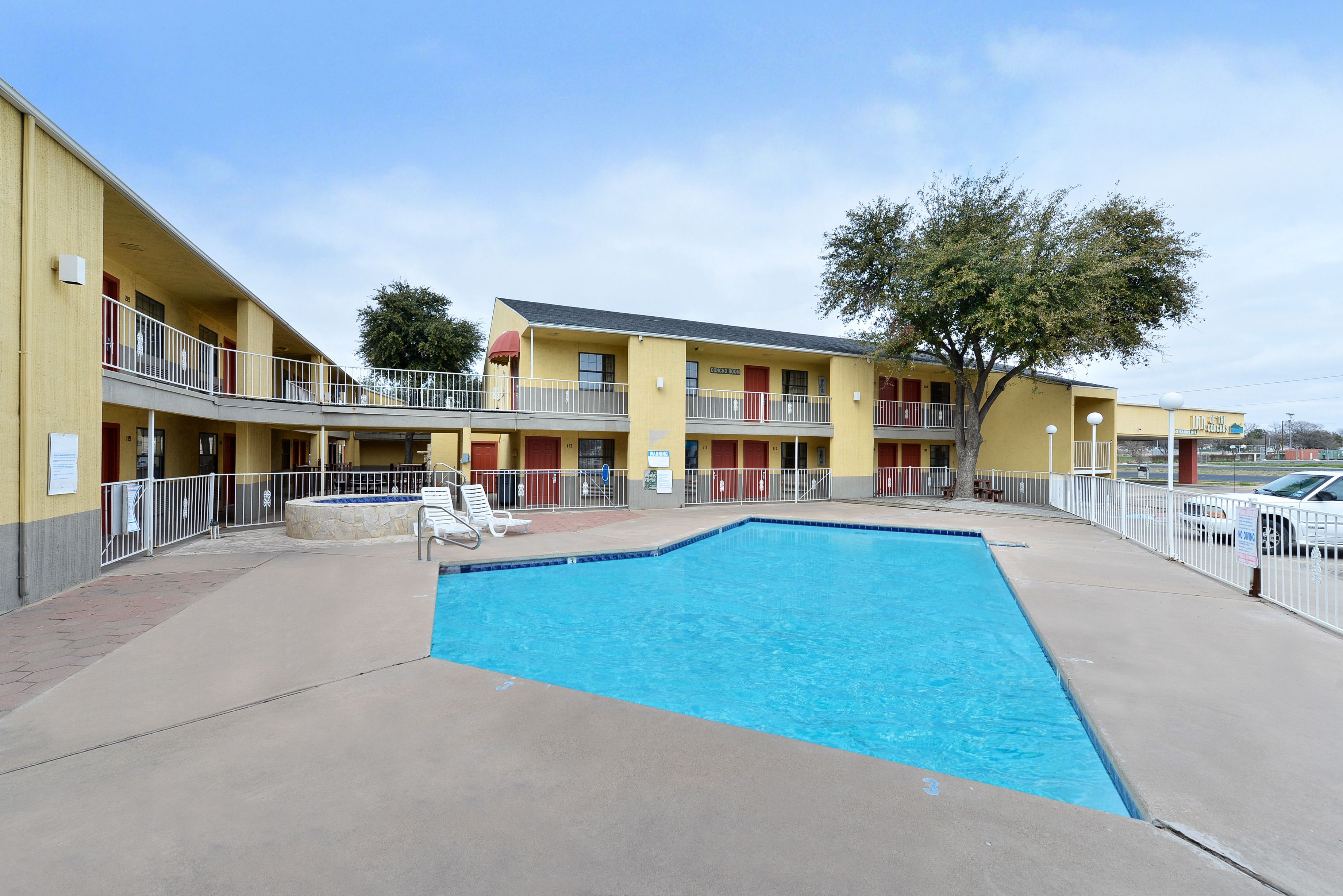 حمّام سباحة خارجي، مقاعد للتشمس