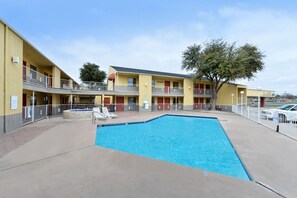 حمام سباحة خارجي