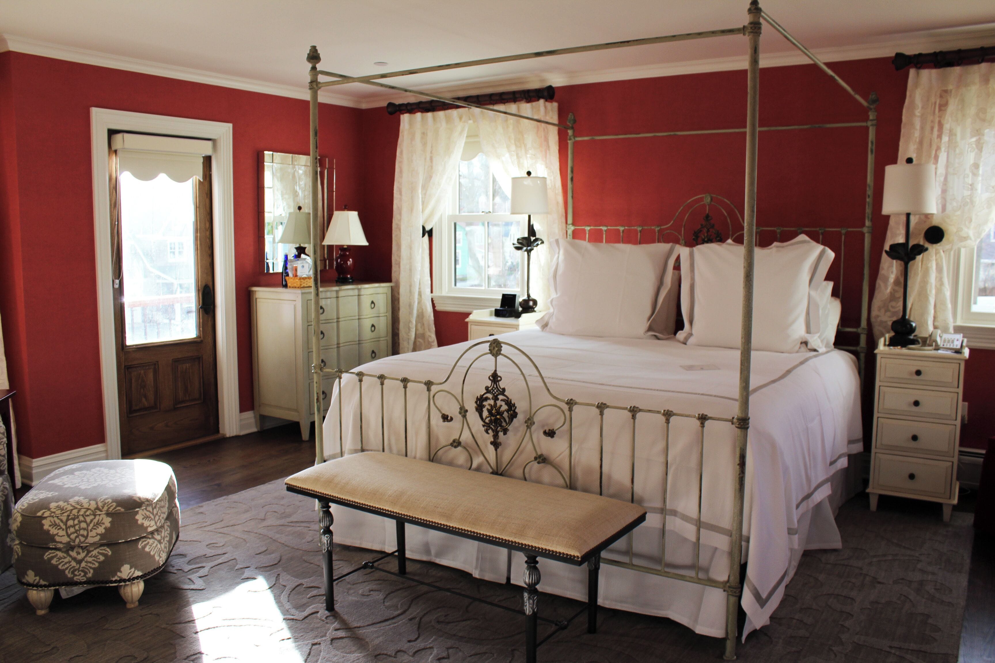 Ropa de cama de alta calidad, minibar y decoración personalizada 